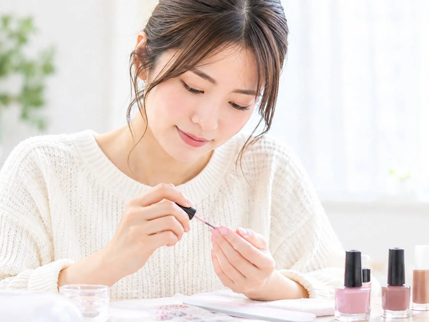 自宅でネイルを練習する女性