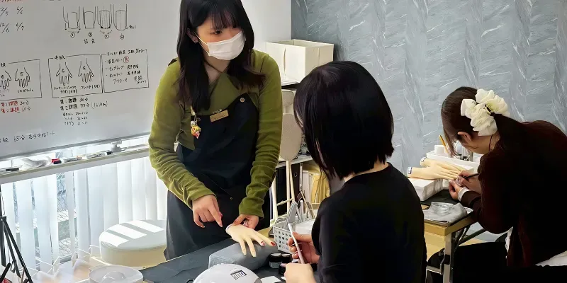 現役ネイリストの講師が指導する様子
